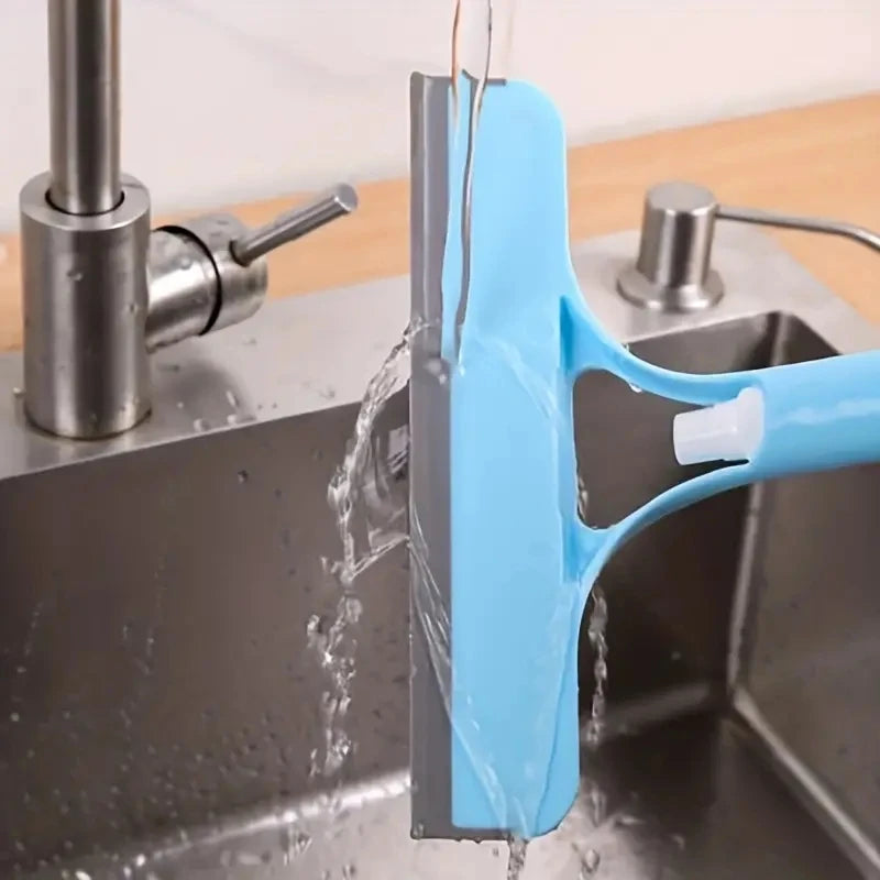 Remplir d'eau le réservoir dans le manche de la raclette vitre