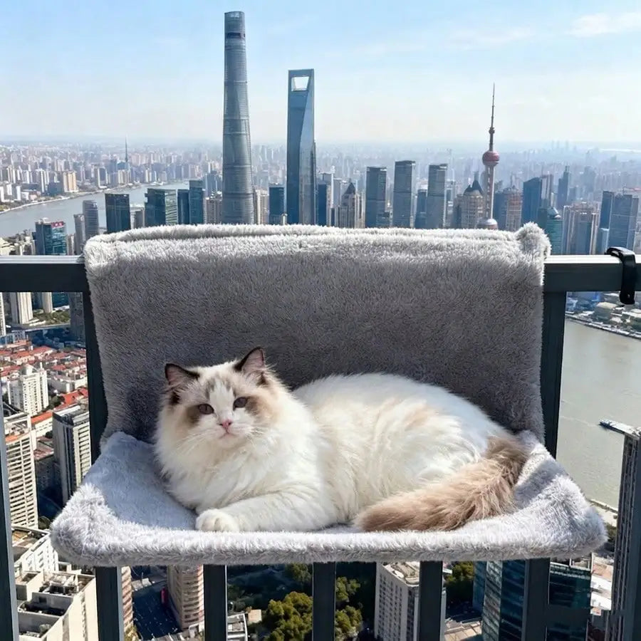 Panier radiateur pour chat KyvoRadia, chat endormi dans la peluche grise