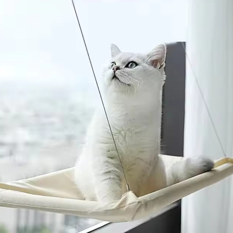 Chat installé dans le hamac pour chat fenêtre KyvoVue beige